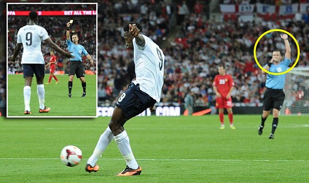 Welbeck Cetak Dua Gol, tapi Dapat Kartu Kuning